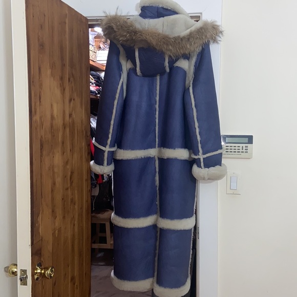 Blue Shearling with a fox trim hood - Picture 9 of 12